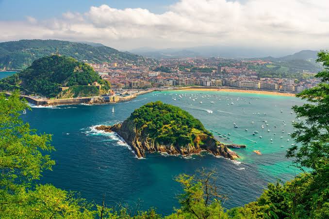 Bahía de la Concha con la isla de Santa Clara