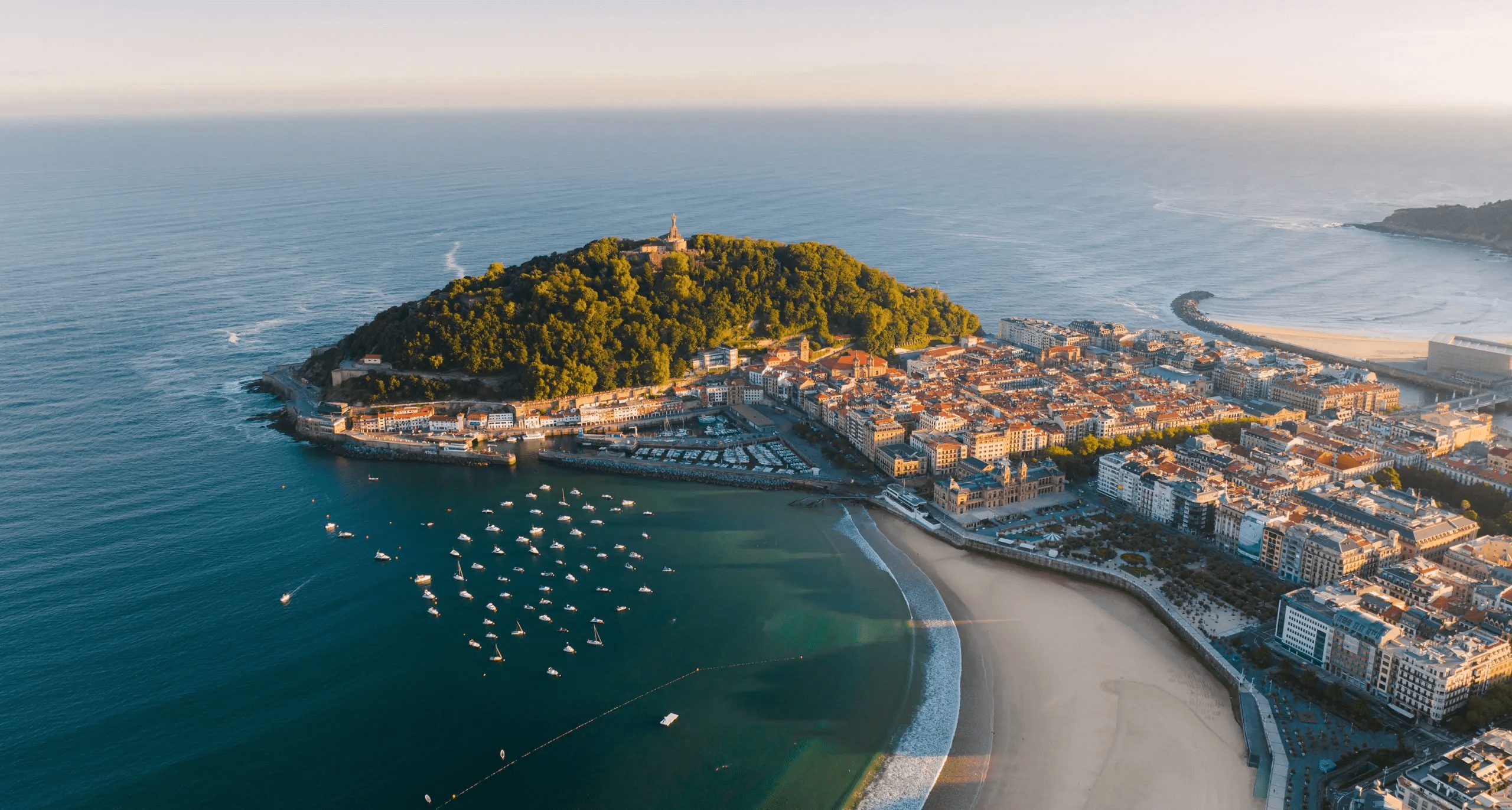 Amanecer sobre la bahía de la Concha y el monte Urgull, San Sebastián