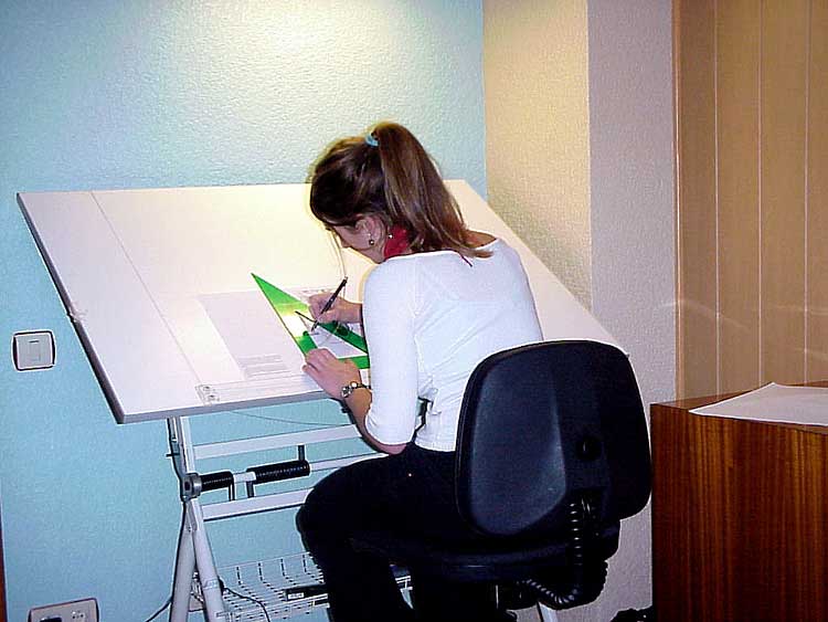 Residente estudiando en su habitación